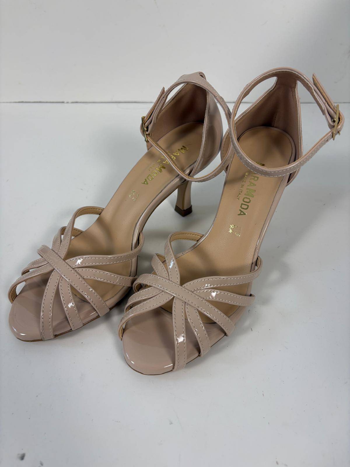 Sandalo nude in vernice con tallone chiuso