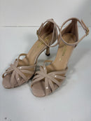 Sandalo nude in vernice con tallone chiuso