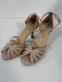 Sandalo nude in vernice con tallone chiuso