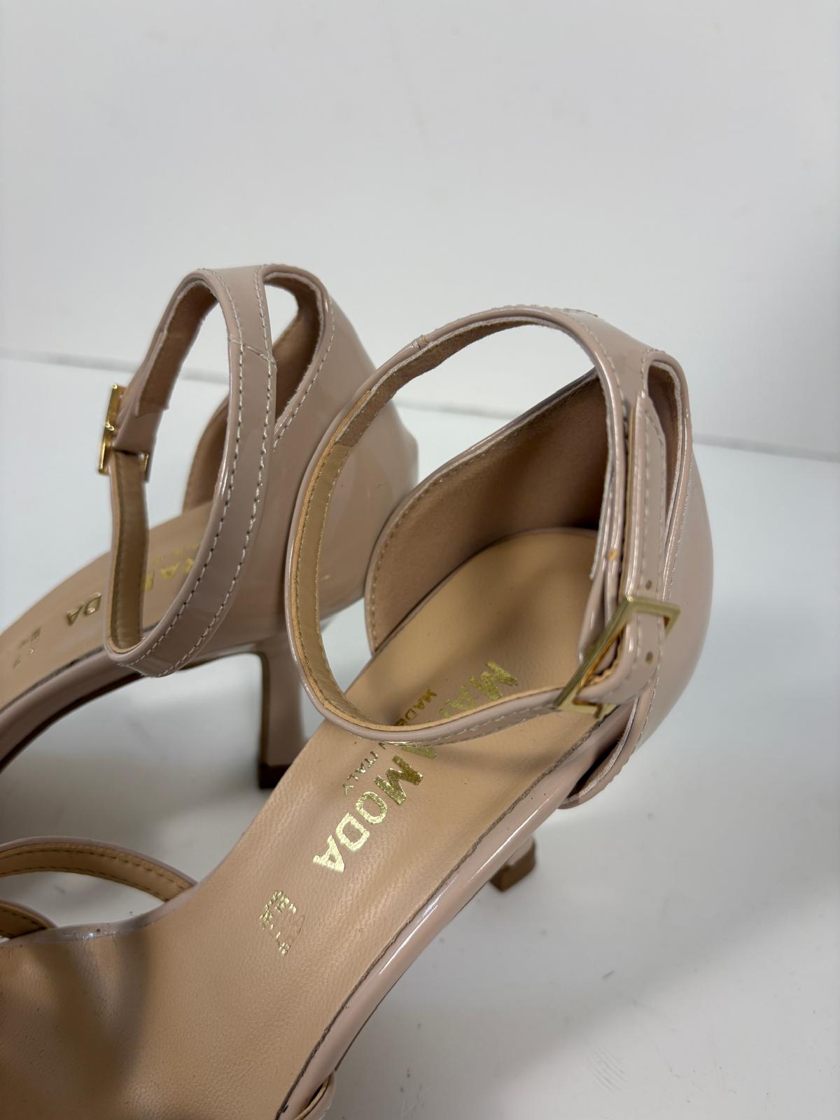 Sandalo nude in vernice con tallone chiuso