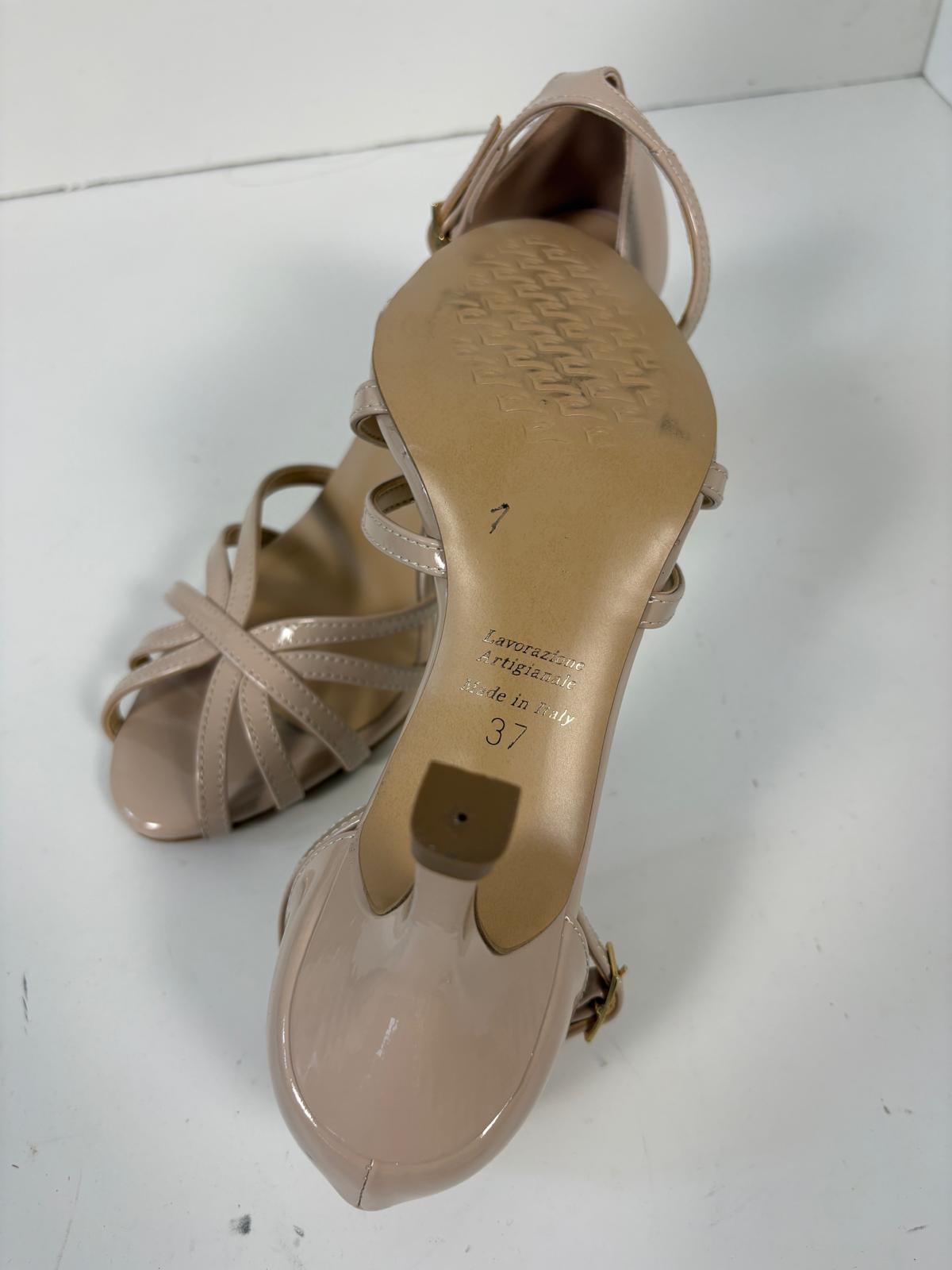 Sandalo nude in vernice con tallone chiuso