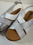 Sandalo in pelle bianca e argento con fasce incrociate