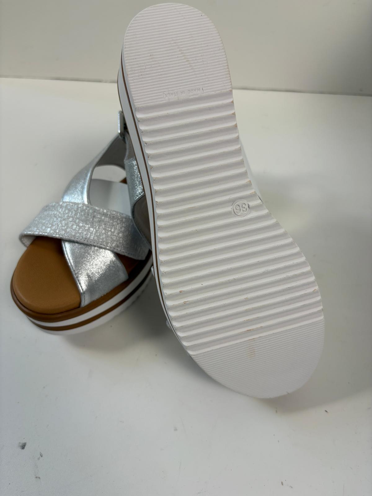 Sandalo in pelle bianca e argento con fasce incrociate
