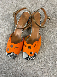 Sandalo con tacco in camoscio arancio e dettaglio animalier