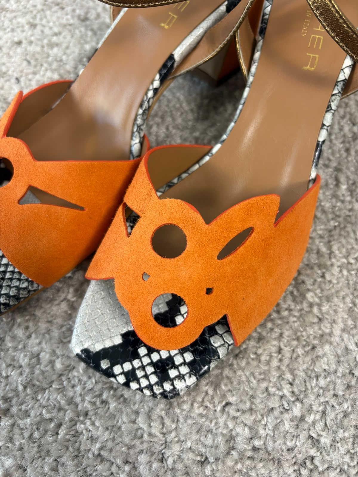 Sandalo con tacco in camoscio arancio e dettaglio animalier
