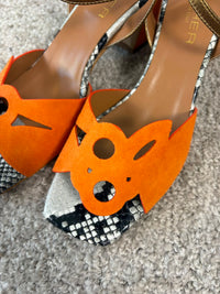 Sandalo con tacco in camoscio arancio e dettaglio animalier