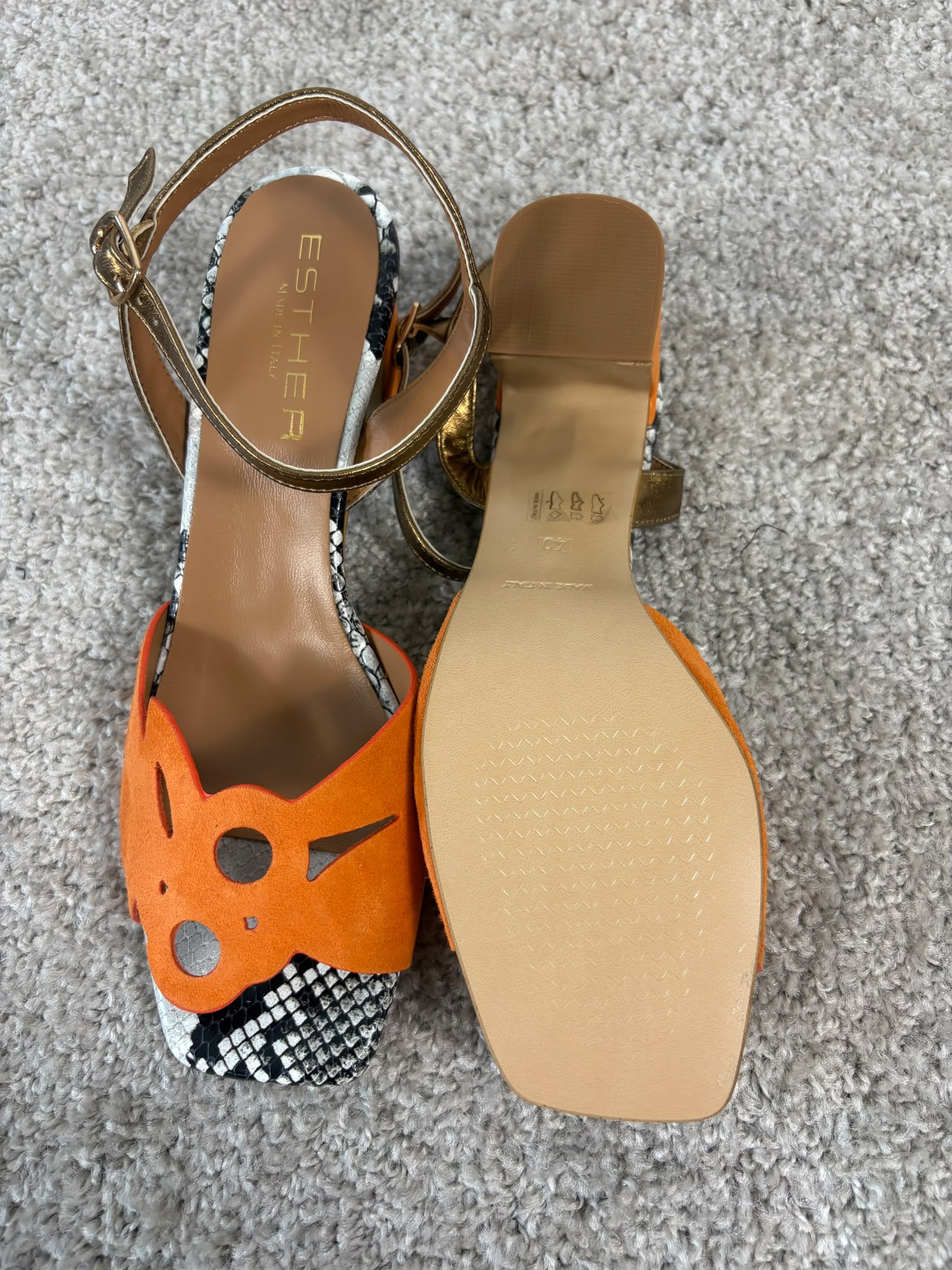 Sandalo con tacco in camoscio arancio e dettaglio animalier