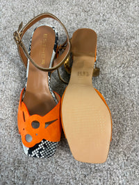 Sandalo con tacco in camoscio arancio e dettaglio animalier