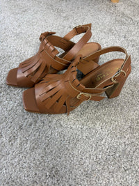 Sandalo con tacco in pelle cuoio con frange
