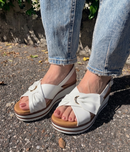 Sandalo con zeppa in nappa e fasce incrociate