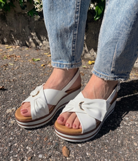 Sandalo con zeppa in nappa e fasce incrociate