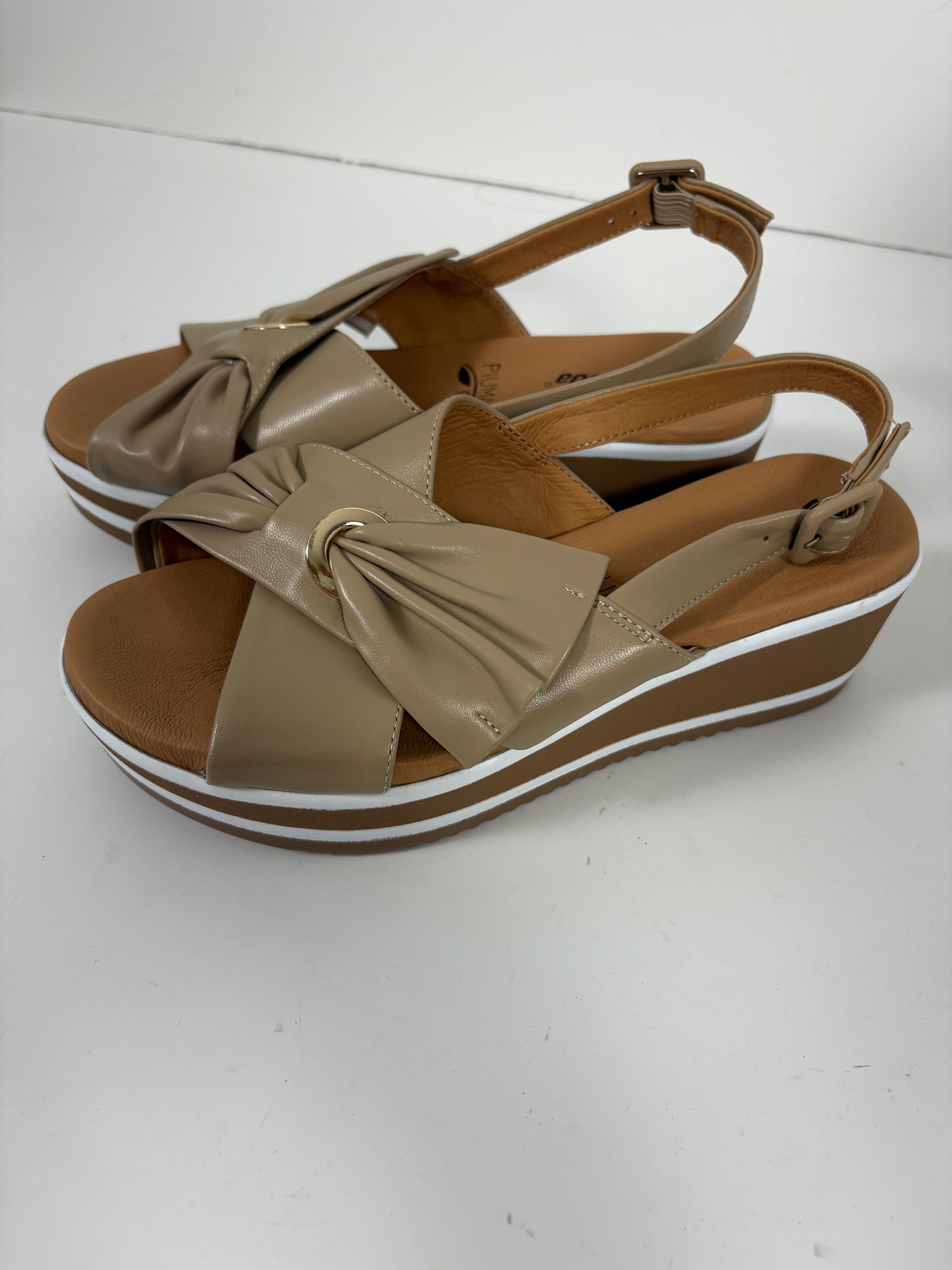 Sandalo con zeppa in nappa e fasce incrociate