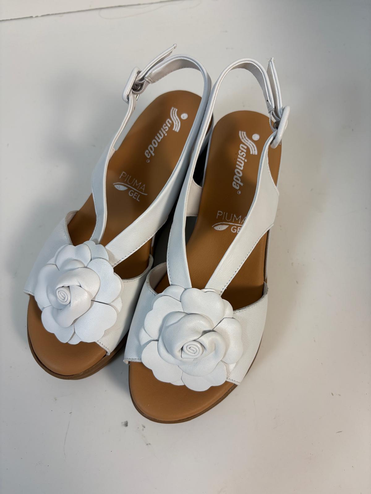 Sandalo con zeppa in nappa e fiore decorativo
