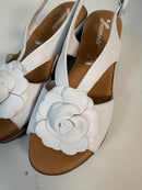 Sandalo con zeppa in nappa e fiore decorativo