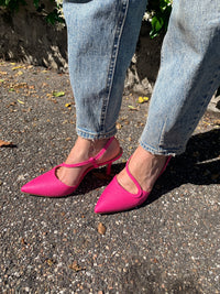 Slingback fucsia in rafia con cinturini sottili
