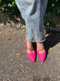 Slingback fucsia in rafia con cinturini sottili