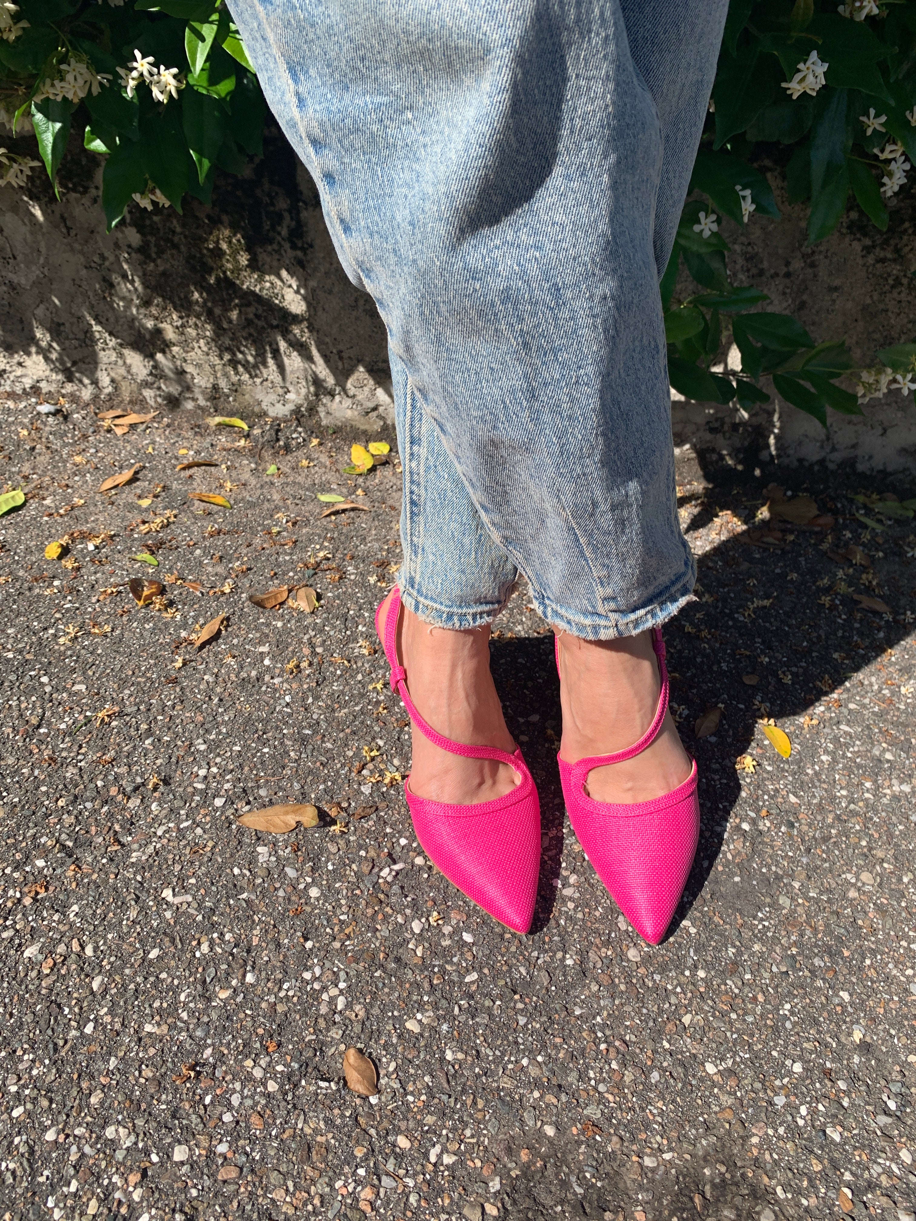 Slingback fucsia in rafia con cinturini sottili