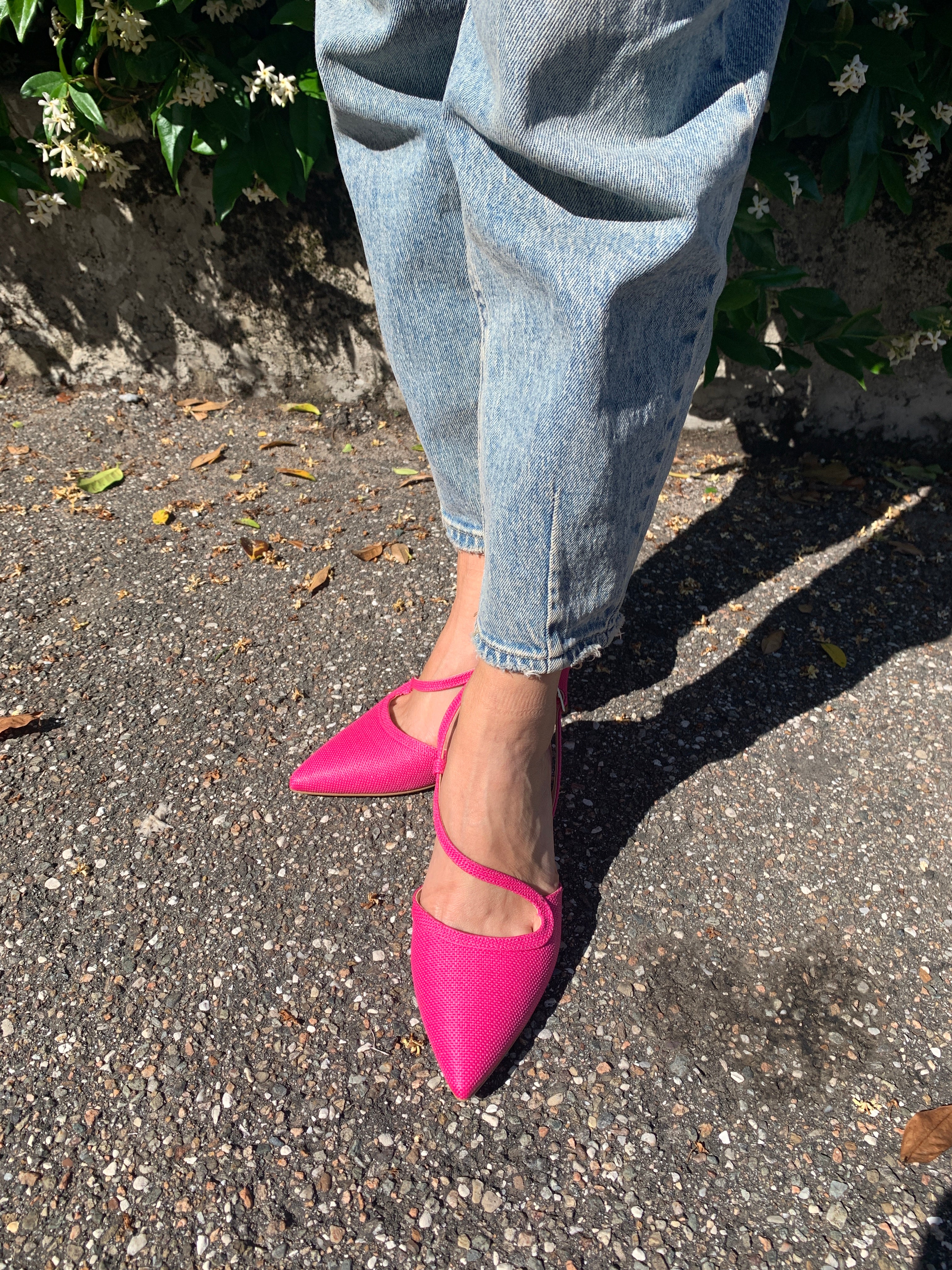 Slingback fucsia in rafia con cinturini sottili