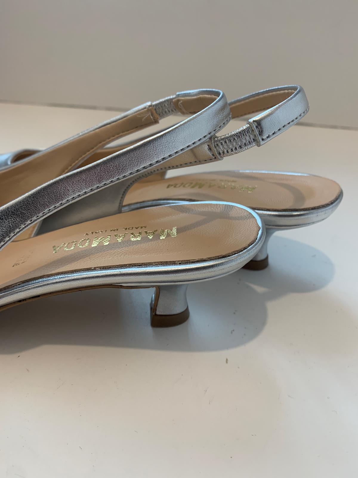 Slingback laminata taglio asimmetrico
