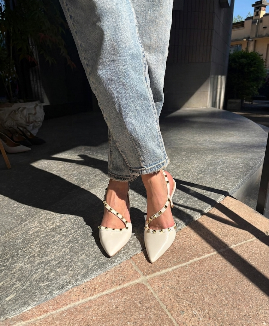 Slingback burro in ecopelle con borchie dorate