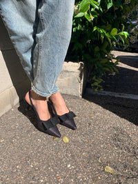 Slingback nera con punta in rafia e fiocco