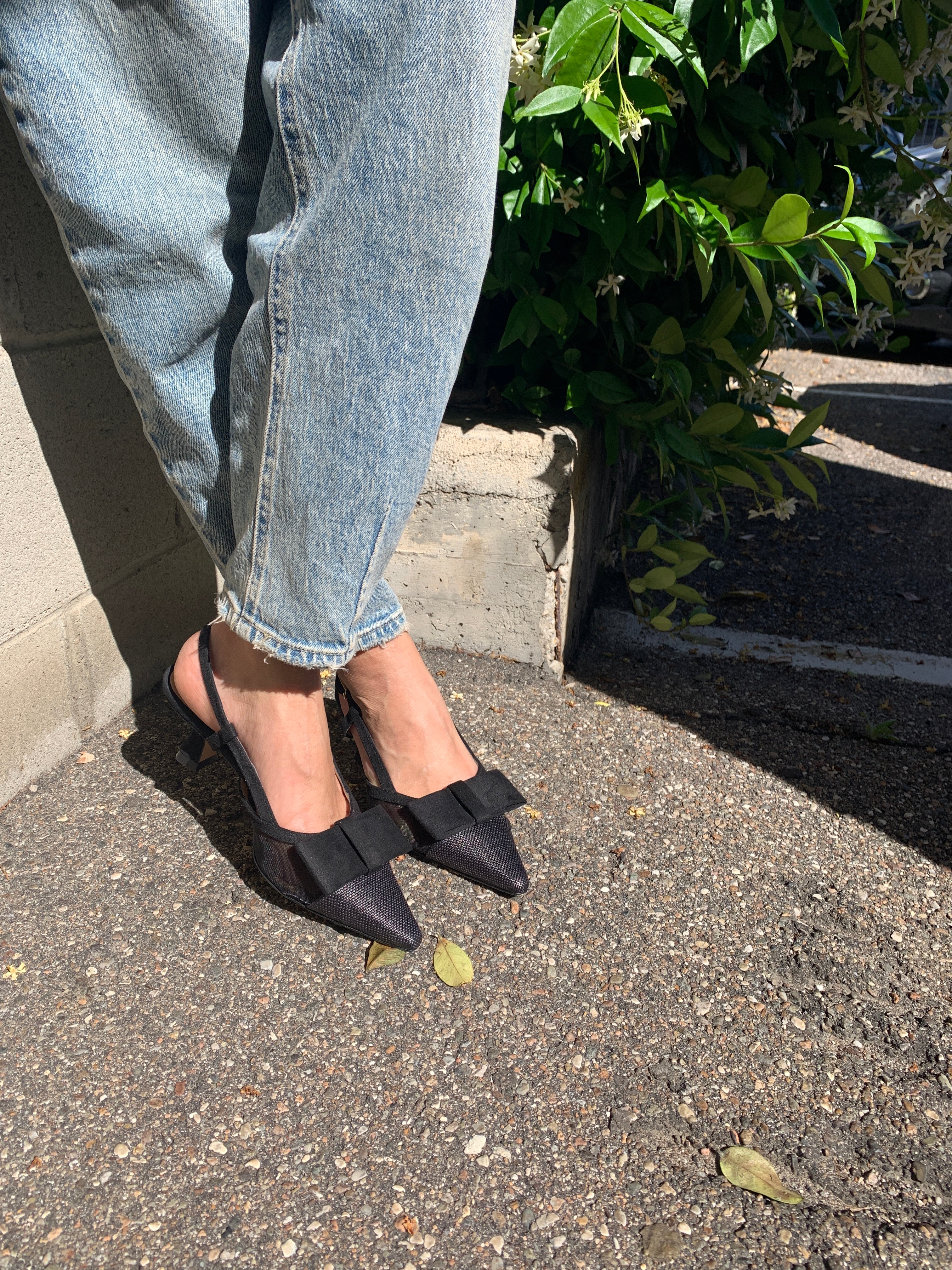 Slingback nera con punta in rafia e fiocco