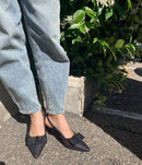 Slingback nera con punta in rafia e fiocco