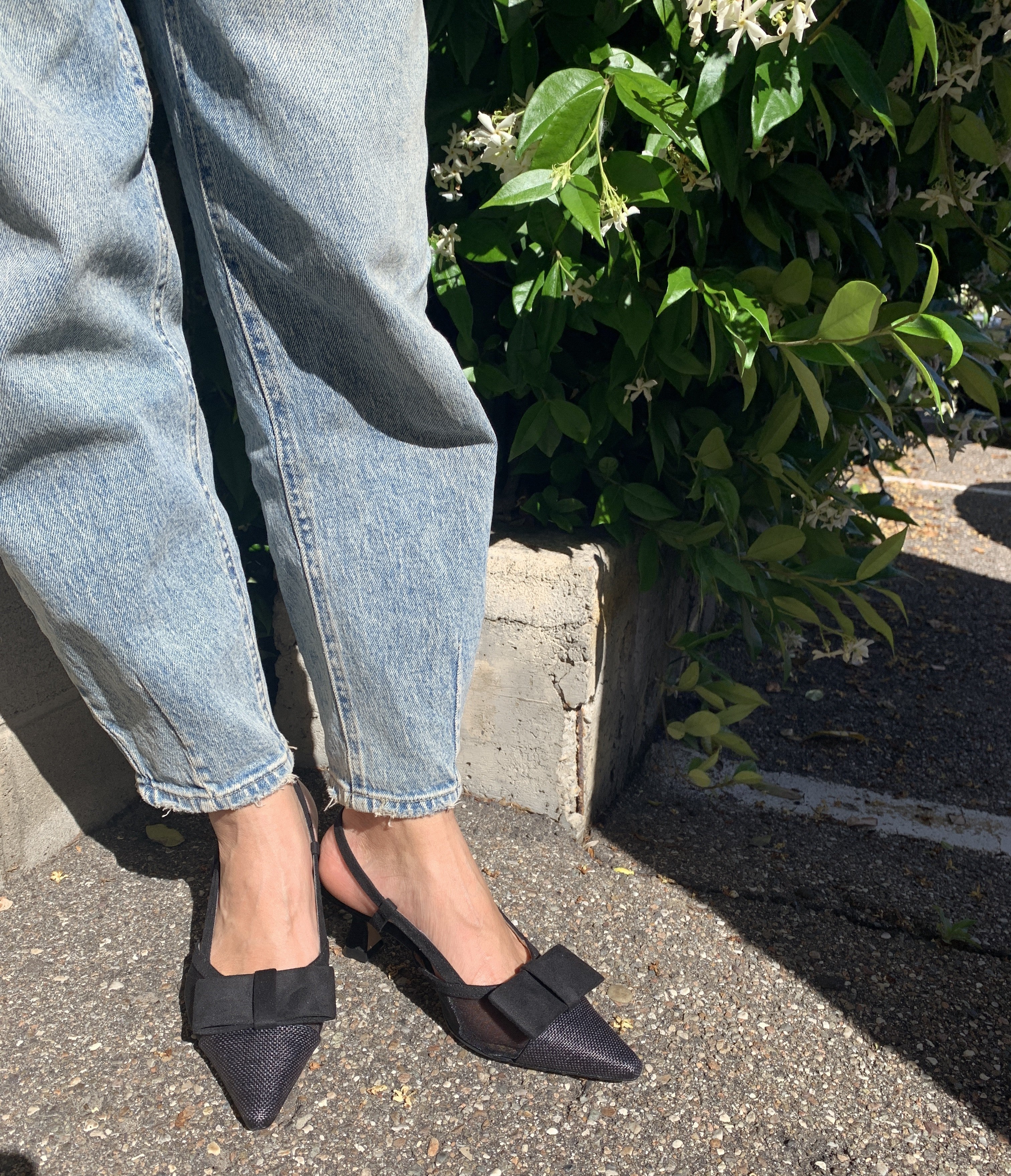 Slingback nera con punta in rafia e fiocco