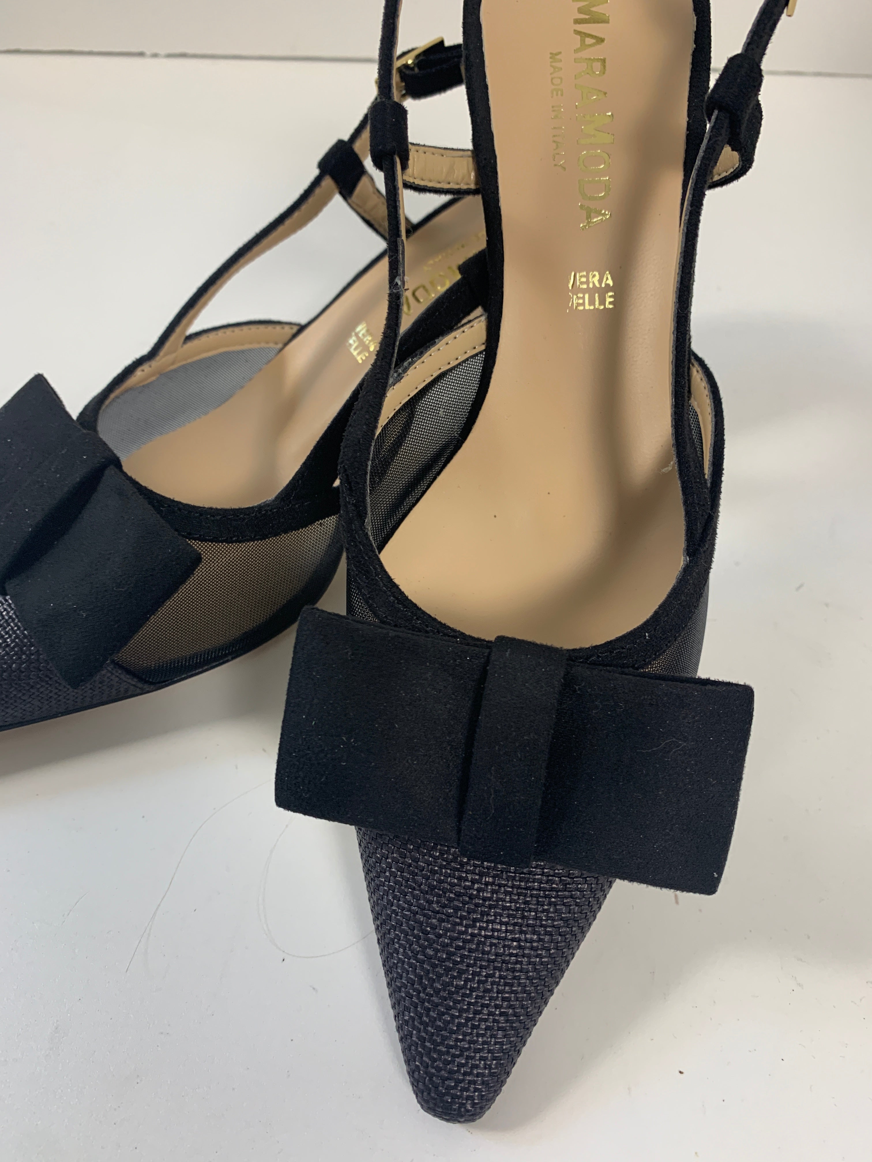 Slingback nera con punta in rafia e fiocco