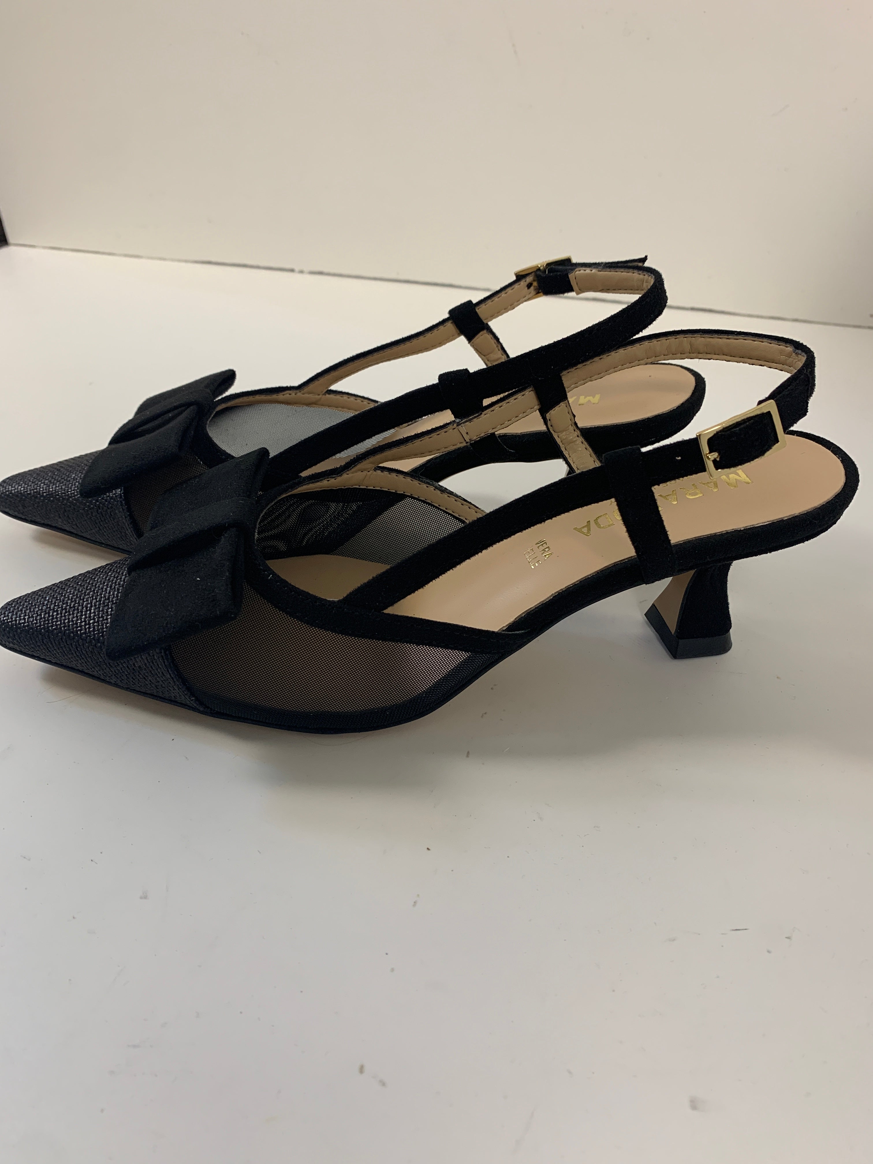 Slingback nera con punta in rafia e fiocco