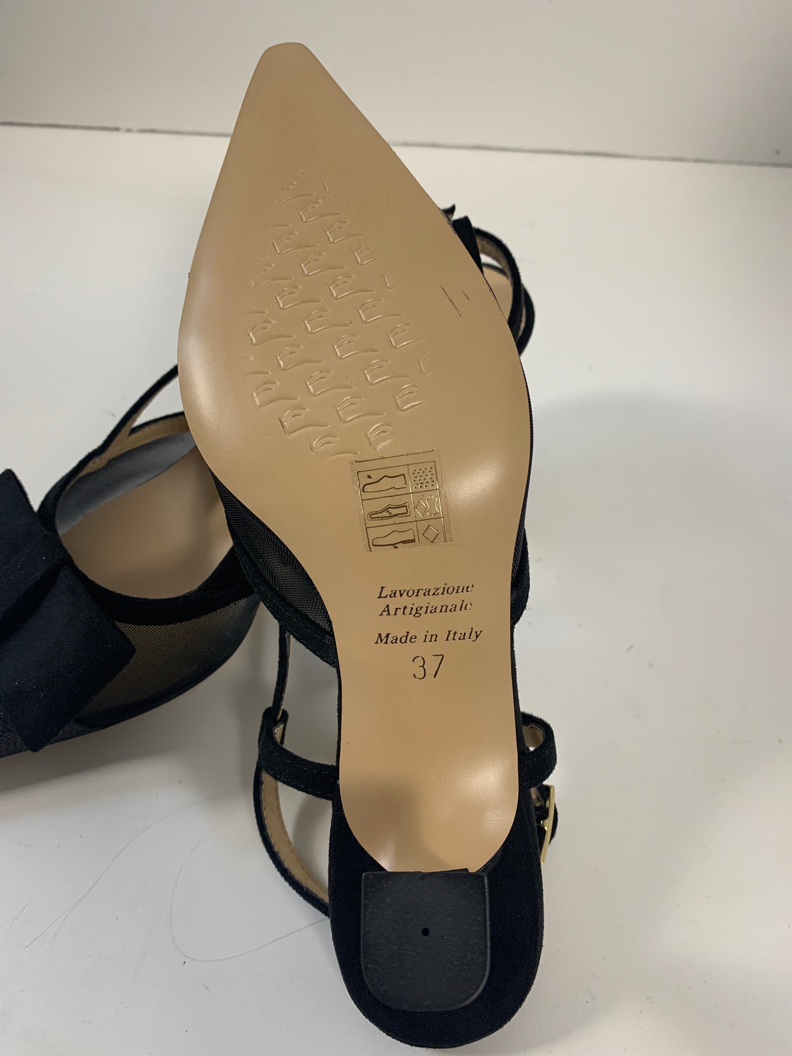 Slingback nera con punta in rafia e fiocco