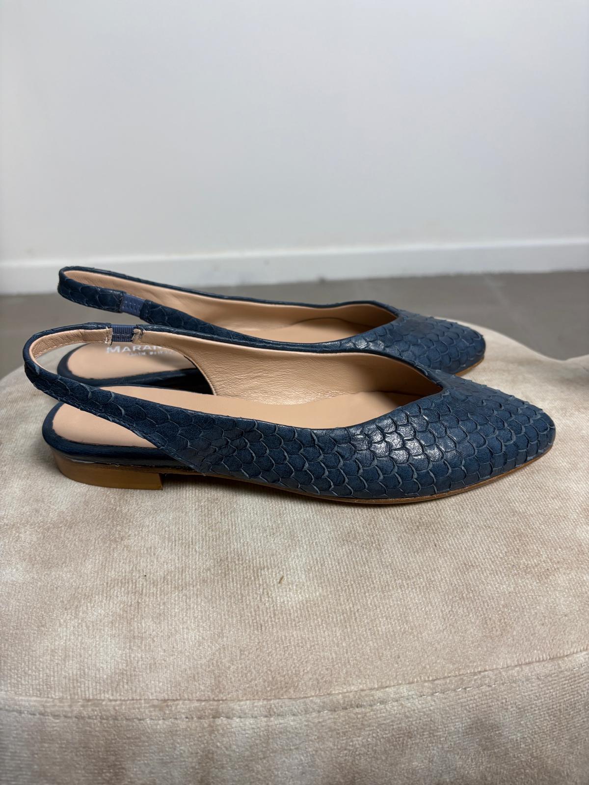 Slingback a punta in pelle intagliata