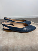 Slingback a punta in pelle intagliata