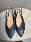 Slingback a punta in pelle intagliata