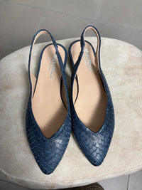 Slingback a punta in pelle intagliata