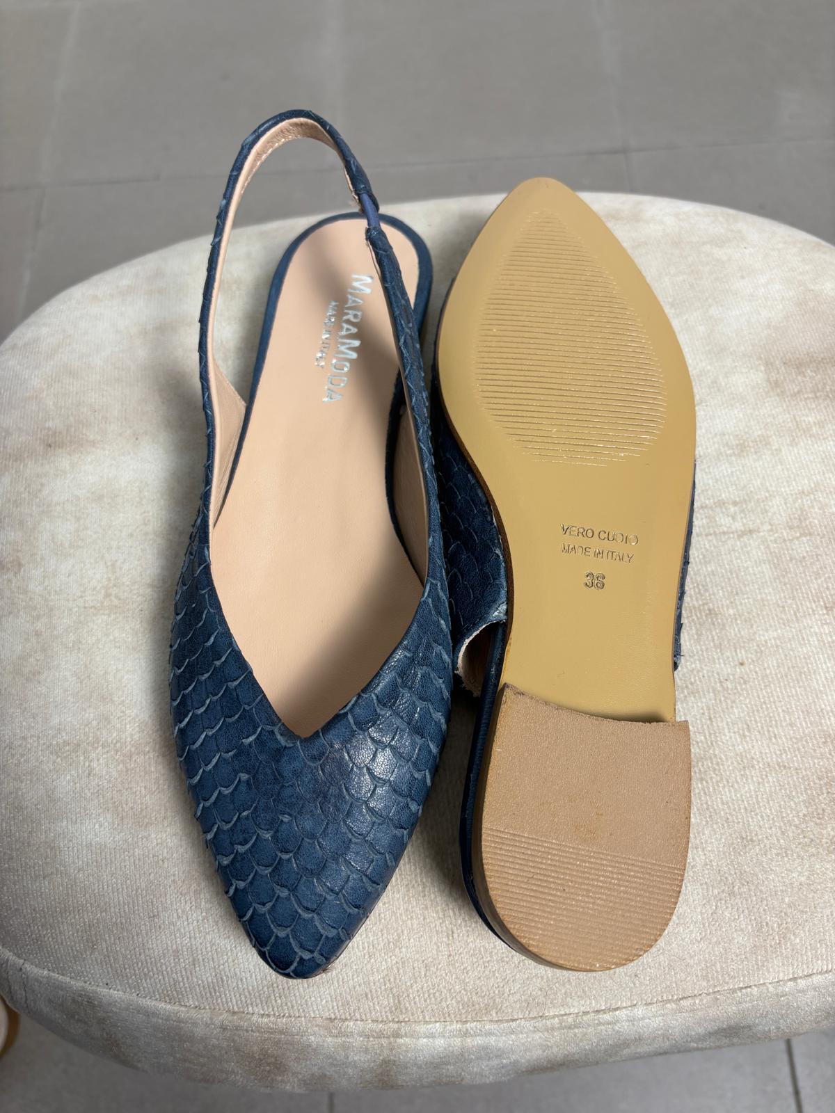 Slingback a punta in pelle intagliata