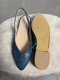 Slingback a punta in pelle intagliata