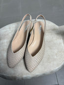 Slingback a punta in pelle intagliata