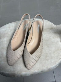 Slingback a punta in pelle intagliata
