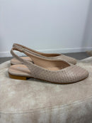 Slingback a punta in pelle intagliata