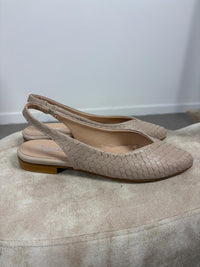 Slingback a punta in pelle intagliata