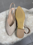 Slingback a punta in pelle intagliata