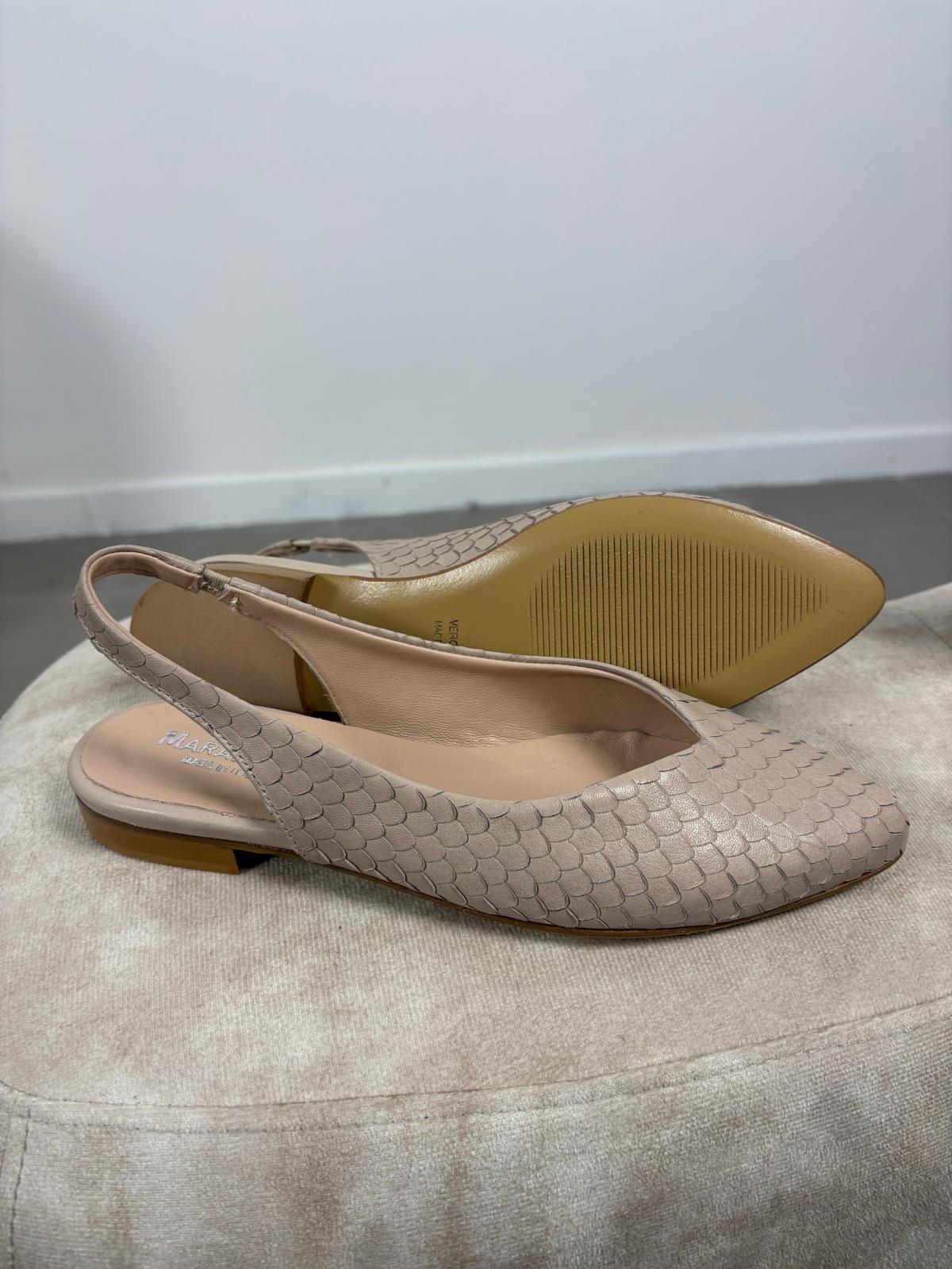 Slingback a punta in pelle intagliata
