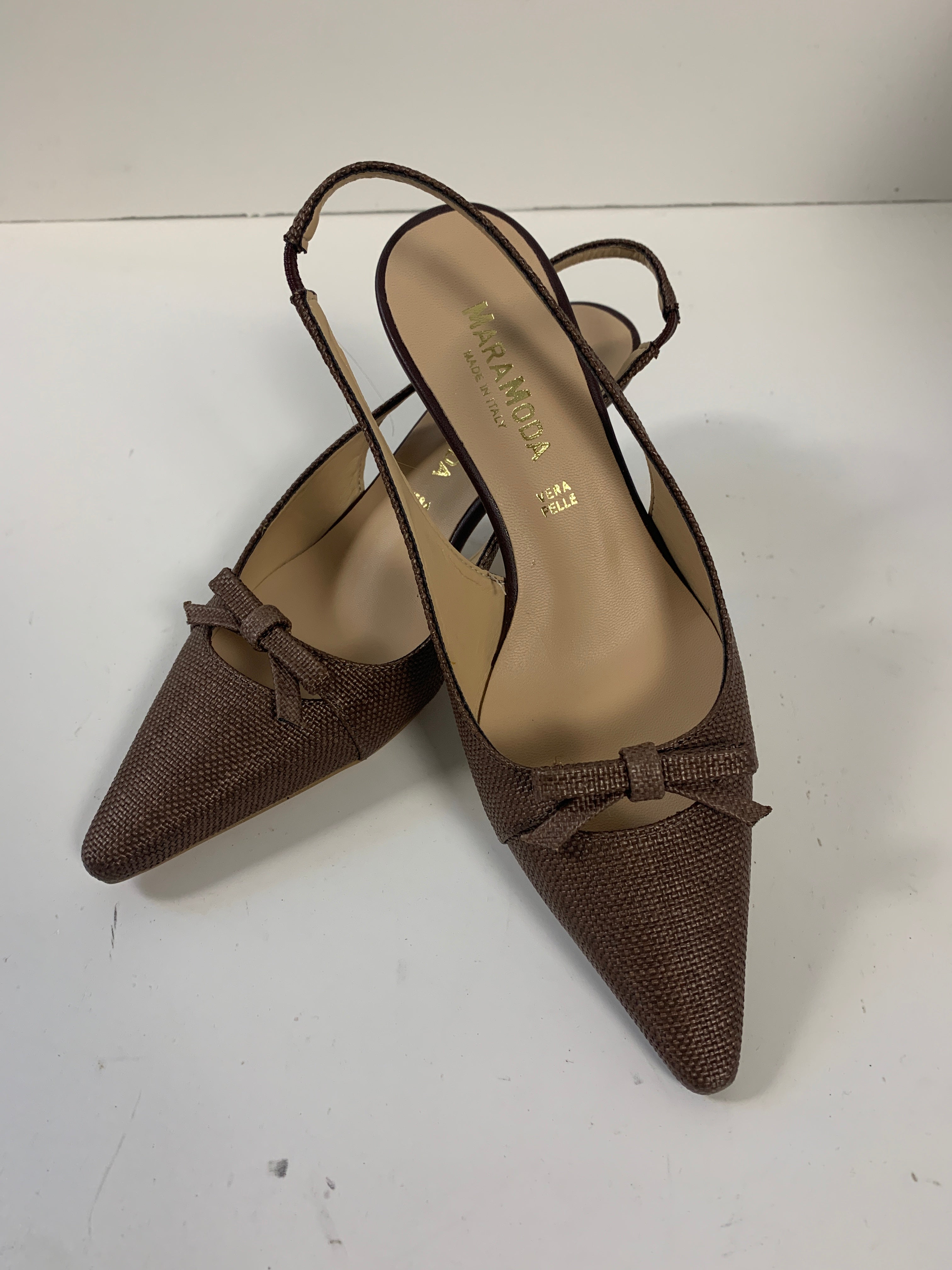 Slingback marrone in rafia intrecciata