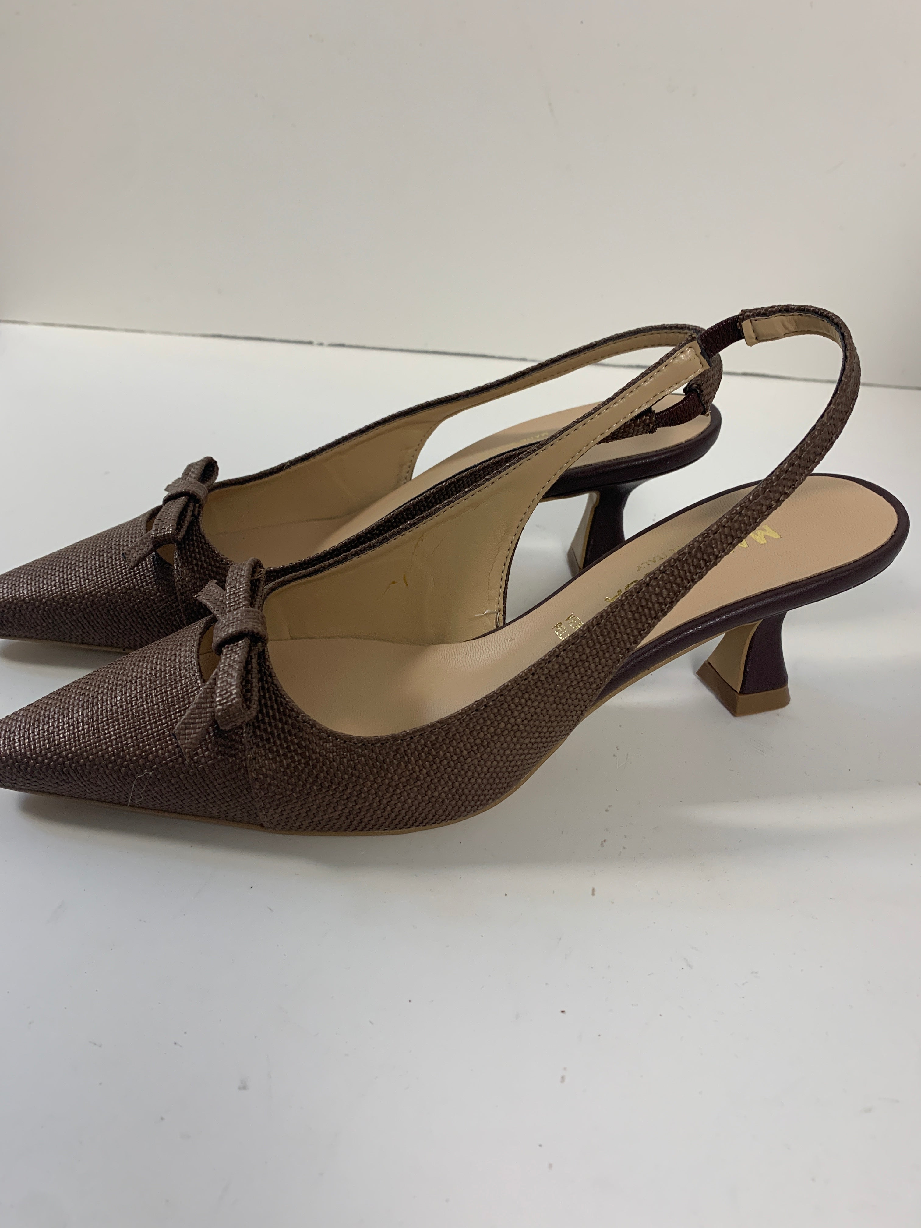 Slingback marrone in rafia intrecciata
