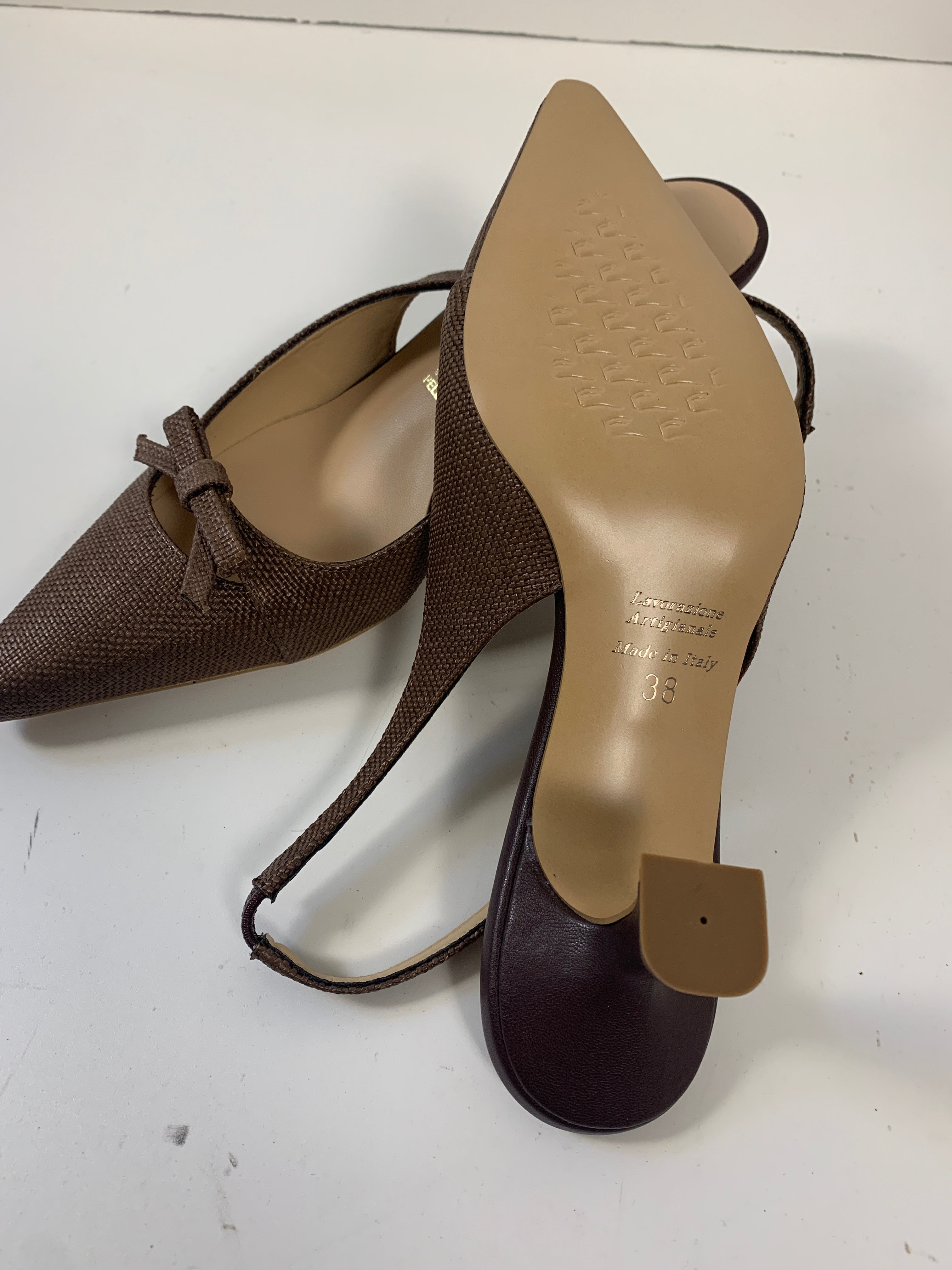 Slingback marrone in rafia intrecciata