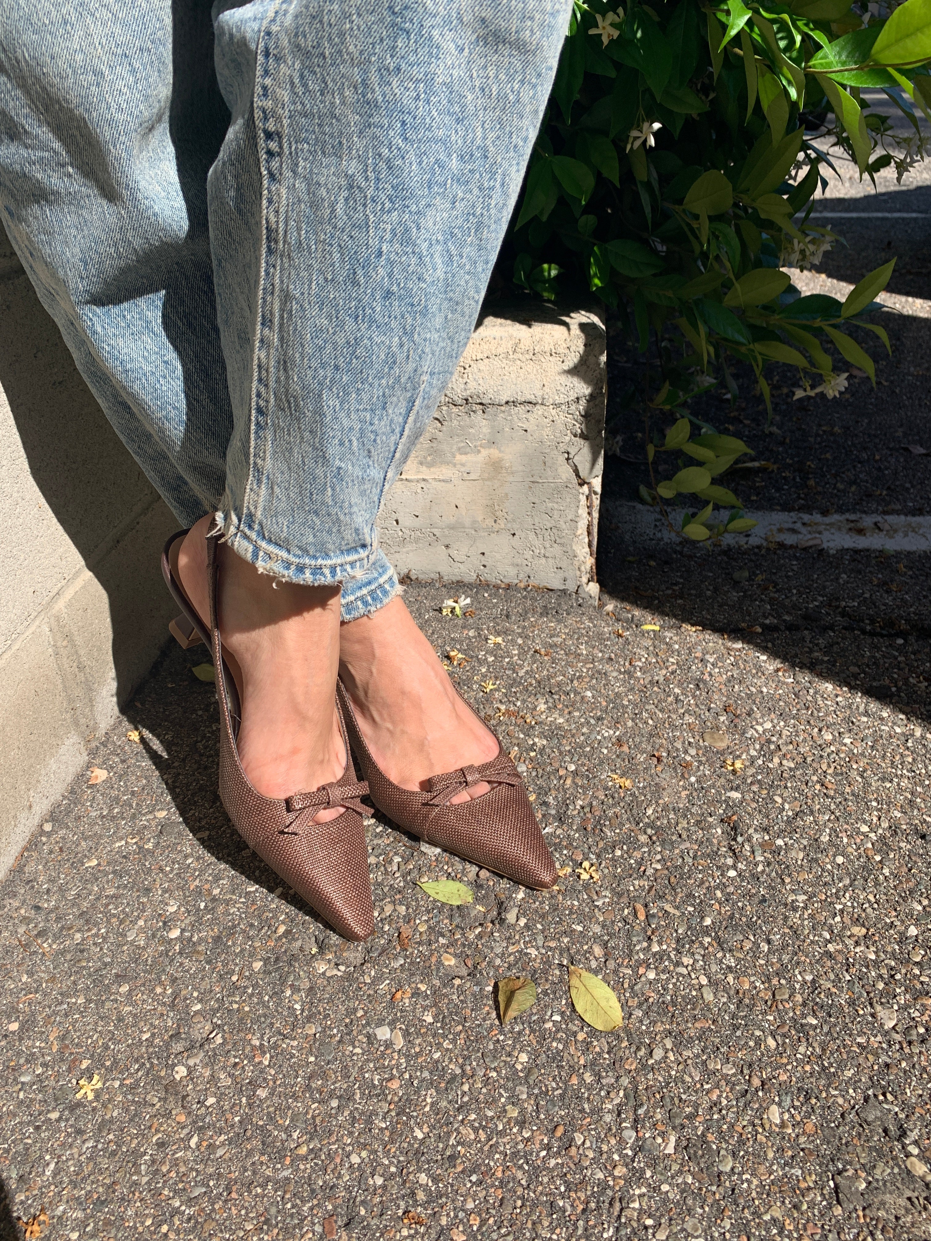 Slingback marrone in rafia intrecciata