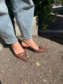 Slingback marrone in rafia intrecciata