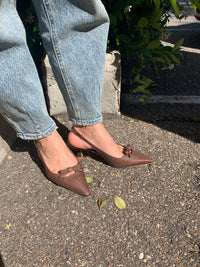 Slingback marrone in rafia intrecciata