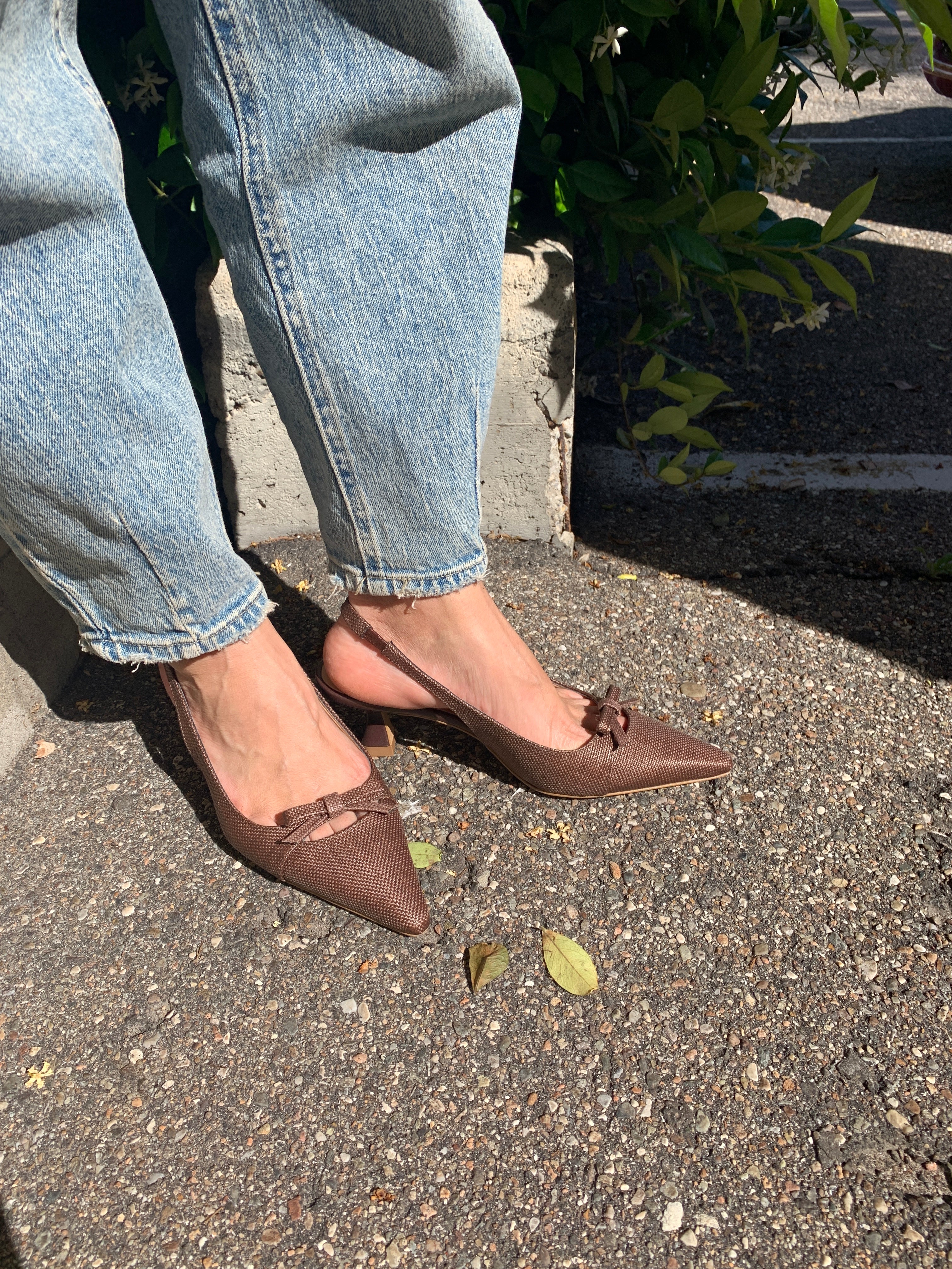 Slingback marrone in rafia intrecciata
